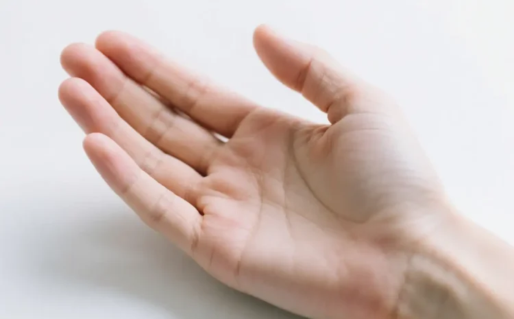 علت خارش کف دست راست